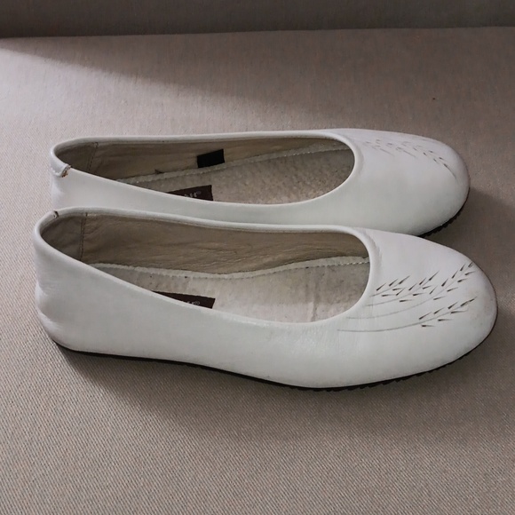Manitobah Mukluks white leather ballet flat - Picture 2 of 9